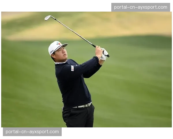 特写：威士伯锦标赛18号洞，任成宰夺冠推入洞后与球童的深情拥抱