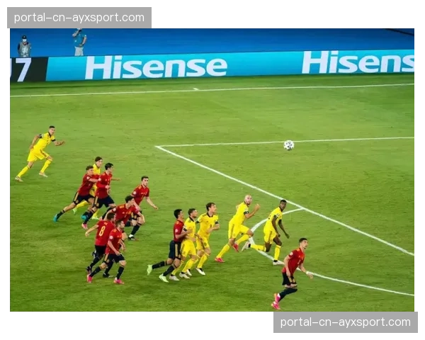 特写:听障球迷体验现场观赛,智能眼镜实时将解说与现场声转换为字幕投射于镜片